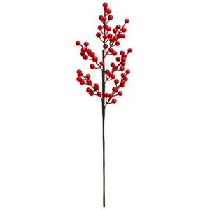 Vista detallada de una rama de bayas rojas artificiales para decoración festiva