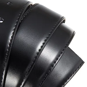 Vue macro de près des coutures fines et de la texture lisse d'une ceinture en cuir noir