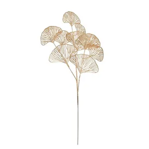 Primer plano de una rama de ginkgo dorada artificial con textura de vetas realista
