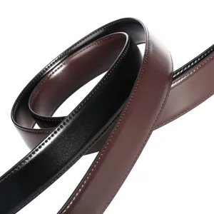 Gros plan de sangles de ceinture en cuir noir et marron montrant les coutures et la texture