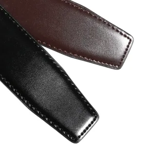 Détail en gros plan des lanières de ceinture en cuir noir et marron avec coutures
