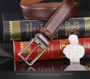Nahaufnahme eines braunen Ledergürtels mit Metallschalle auf klassischen Büchern