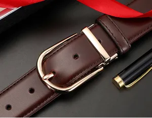 Detailaufnahme eines braunen Echtledergürtels mit eleganter goldener Dornschließe