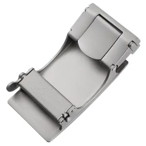 Primo piano di una fibbia automatica in lega d'argento opaco per cinture da uomo casual.