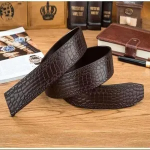 Gros plan d'une ceinture en cuir véritable marron avec motif de texture de peau de crocodile