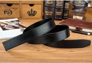 Vue détaillée d'une ceinture en cuir noir avec une texture de peau de crocodile de qualité