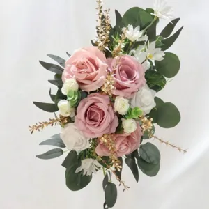 Elegante künstliche rosa Rosen und Eukalyptusblätter für die Hochzeitsbogen-Dekoration.