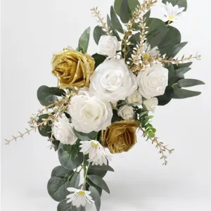 Künstliches Rosen-Arrangement in Weiß und Gold mit Eukalyptus für Hochzeiten