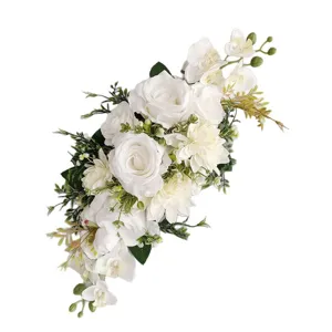 Elegantes weißes künstliches Rosengesteck für die Hochzeitsdekoration