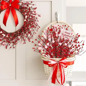 Set decorativo di San Valentino con ghirlanda di bacche e cesto di rami a cuore rosso