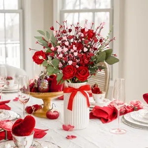 Rami di bacche a cuore per San Valentino con rose in vaso bianco decorativo