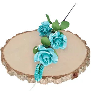 Elegante künstliche 3-köpfige Schaumrosen in Tiffany-Blau auf einer rustikalen Holzscheibe