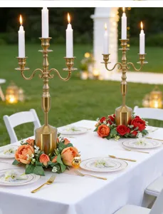 Coronas de velas realistas con capullos de rosa naranja y rojo para bodas elegantes.