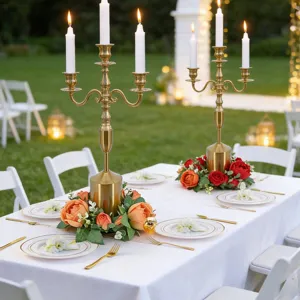 Elegante candelabro dorado de 3 brazos con corona de rosas para decoración de bodas.