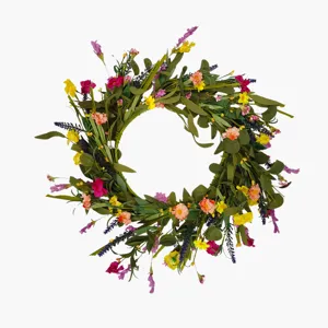 Vista detallada de la corona de flores artificiales de primavera con pequeñas flores.