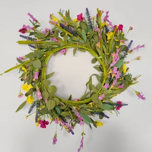 Detalle de corona de flores artificiales, decoración floral colgante para puerta con flores silvestres.