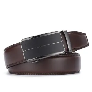 Gros plan d'une ceinture en cuir marron avec une boucle automatique noire texturée élégante