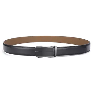 Détail d'une ceinture classique en cuir noir avec boucle automatique en métal robuste