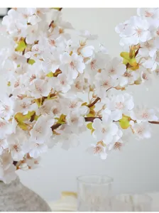 Primer plano detallado que muestra la textura de los pétalos de flores de cerezo artificiales