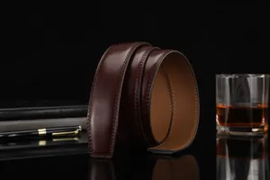 Vue détaillée d'une ceinture en cuir de vachette marron foncé avec coutures élégantes