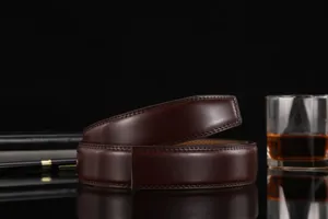 Gros plan d'une ceinture en cuir marron avec des coutures fines et une texture lisse.