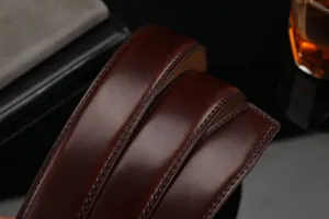 Vue détaillée d'une sangle de ceinture en cuir véritable marron avec couture fine luxe