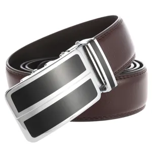 Brauner Herren-Ledergürtel mit einer eleganten silbernen Automatikschließe und Akzenten