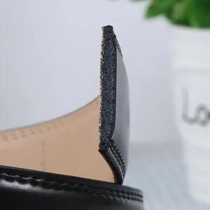Vue détaillée d'une ceinture business noire en cuir véritable de 3,5 cm avec surpiqûres.