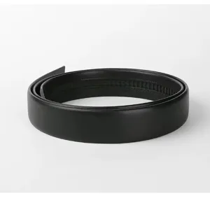 Primer plano de correa de cuero negro de 3,5 cm con sistema de trinquete automático