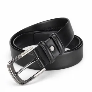 Detailopname van een minimalistische zwarte lederen riem met klassieke metalen gesp.