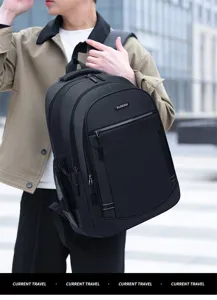 Vista dettagliata di uno zaino nero di grande capacità per laptop in un ambiente urbano moderno.