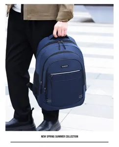 Zaino da lavoro blu resistente per uomo mostrato in uno scatto lifestyle all'aperto