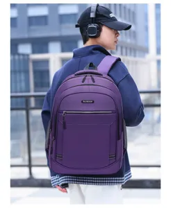 Vista posteriore di un grande zaino viola per laptop indossato da uno studente in città