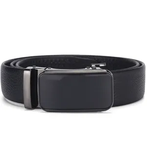 Primer plano de un cinturón de cuero negro para hombre con hebilla automática.