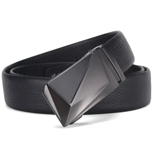 Primer plano de cinturón negro para hombre con hebilla automática geométrica y cuero granulado