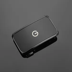Hochwertige glänzende schwarze Gürtelschnalle für Herren mit metallischem G-Logo-Detail