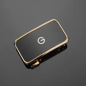 Nahaufnahme der luxuriösen 3,5-cm-Gürtelschnalle aus Zinklegierung in Schwarz und Gold