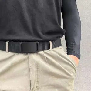 Detalle de cinturón táctico de nailon negro con hebilla automática mate