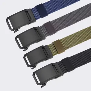 Cuatro cinturones tácticos de nailon con hebillas automáticas en azul, gris y negro.