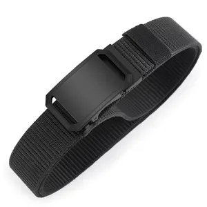 Cinturón táctico de nailon negro para hombre con detalle de hebilla automática mate elegante