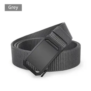Vista detallada del cinturón de nailon gris con hebilla automática negra elegante.