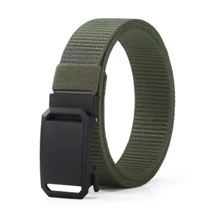 Primer plano de cinturón táctico de nailon verde militar con hebilla automática negra