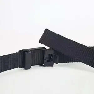 Detalle de cinturón táctico de nailon negro con hebilla automática resistente