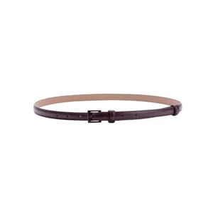Minimalistischer schmaler Ledergürtel für Damen, modisches Accessoire für Kleider.