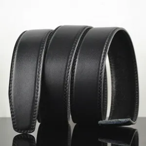Primo piano di una cintura in pelle nera con cuciture laterali meticolose e texture liscia.