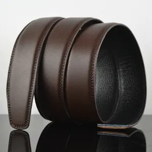 Dettaglio ravvicinato del cinturino in pelle marrone scuro senza fibbia e texture