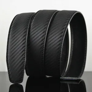 Primo piano di una cintura nera da uomo con trama in fibra di carbonio e cuciture resistenti.