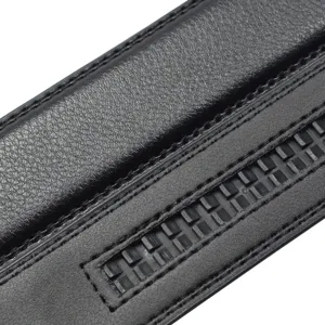 Macro detail van zwarte leren riem met het ratelmechanisme voor de automatische gesp