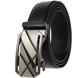 Detailopname van een hoogwaardige zwarte lederen riem voor heren met metalen gesp.