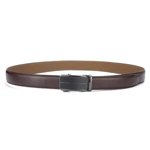 Vue détaillée d'une ceinture en cuir marron avec boucle automatique en métal chic